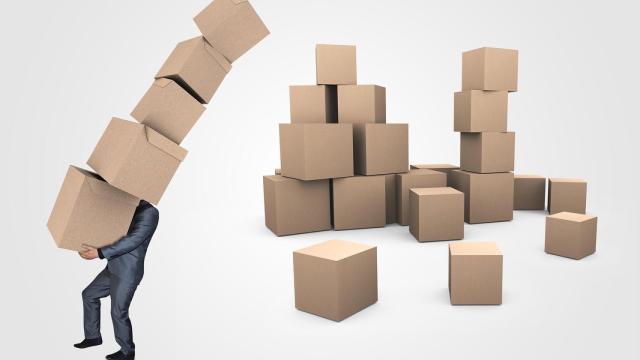 Un hombre carga cajas