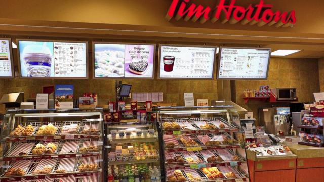Interior de un local de Tim Hortons, imagen de archivo