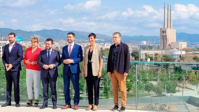Los representantes institucionales en el Campus Diagonal Besòs con las Tres Chimeneas de fondo / UPC