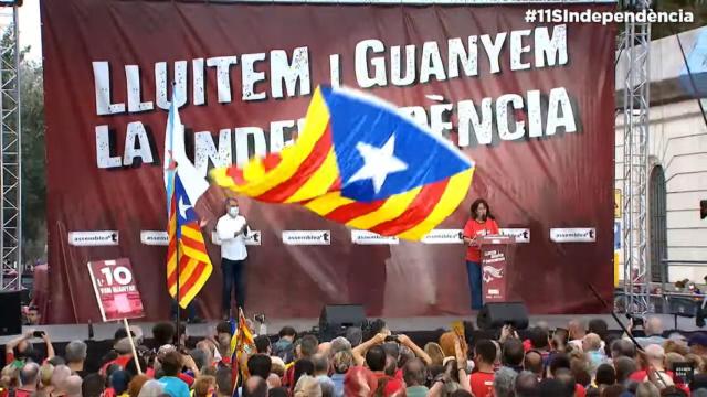 Los presidentes de Òmnium Cultural y la ANC, Jordi Cuixart y Elisenda Paluzie, durante la manifestación independentista de la Diada / YOUTUBE