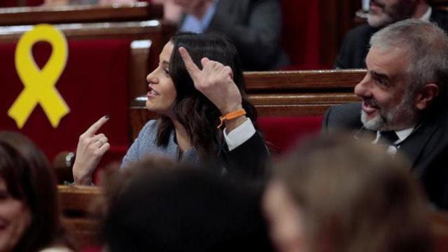 El portavoz de Cs en el Parlament, Carlos Carrizosa (d), junto a Inés Arrimadas / EFE