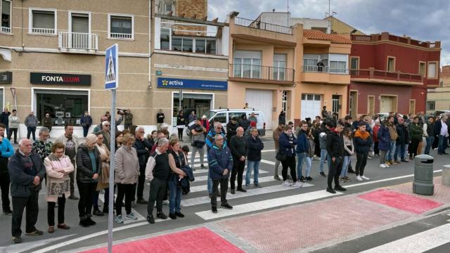 Los vecinos del pueblo de Camarles en el funeral / EFE