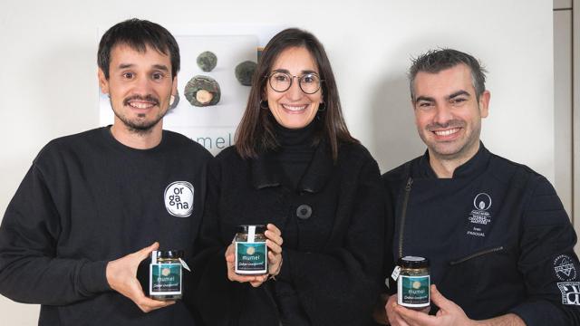 El responsable de Organa Espirulina, Joan Solé, la experta en nutrición Blanca Salinas y el maestro chocolatero Ivan Pascual, creadores de Mumel, un bombón saludable / ORGANA ESPIRULINA