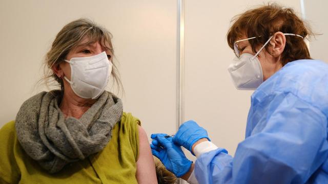 Vacuna contra el Covid-19 a una mujer / EUROPA PRESS