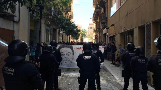 Mossos d'Esquadra ante activistas del 'Banc Expropiat' de Gràcia / EP