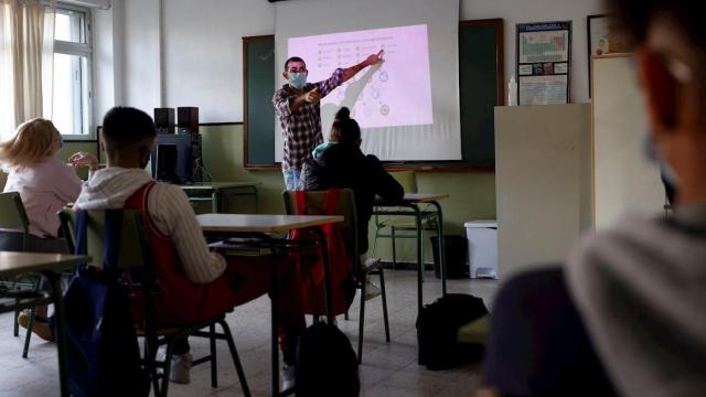 Escuena en Cataluña, donde ya hay más de 70.000 escolares en cuarentena / EFE