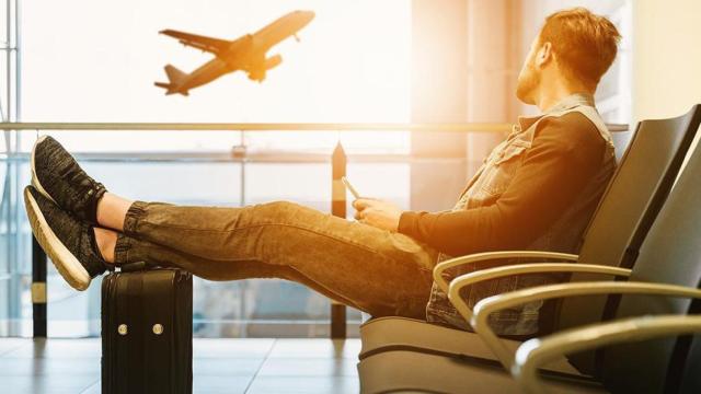 Viajero en un aeropuerto esperando para iniciar sus vacaciones / PIXABAY
