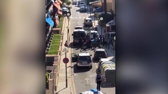Manteros arremetiendo contra los Mossos d'Esquadra en Salou (Tarragona) / CG