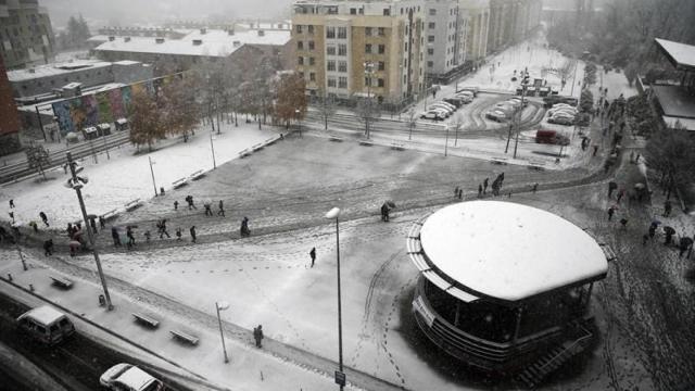 La nieve ha sorprendido esta mañana a los habitantes de la localidad navarra de Huarte / EFE
