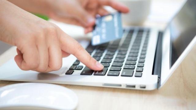 Un usuario usa una tarjeta para realizar una compra 'online' / CG