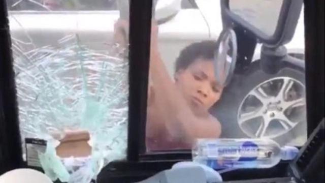 Una foto de la mujer destrozando el autobús