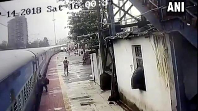 Una imagen del joven arrastrado por el tren mientras intentaba subir