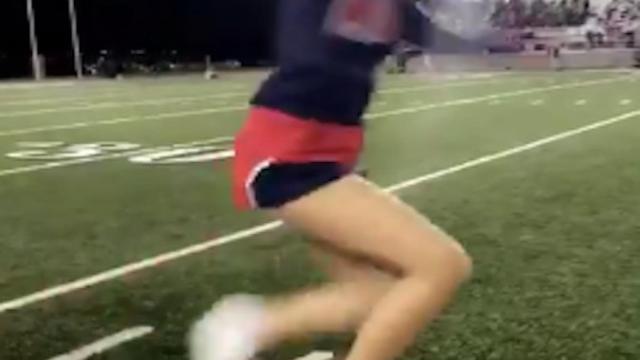 La joven realiza el truco de la 'caja invisible'