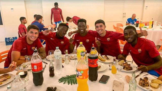 El Barça B de Sergi Barjuan, en una barbacoa en la pretemporada / FCB