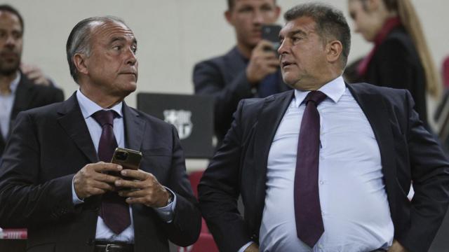 Joan Laporta, junto a Rafa Yuste, en el palco del Camp Nou en un partido del Barça / EFE