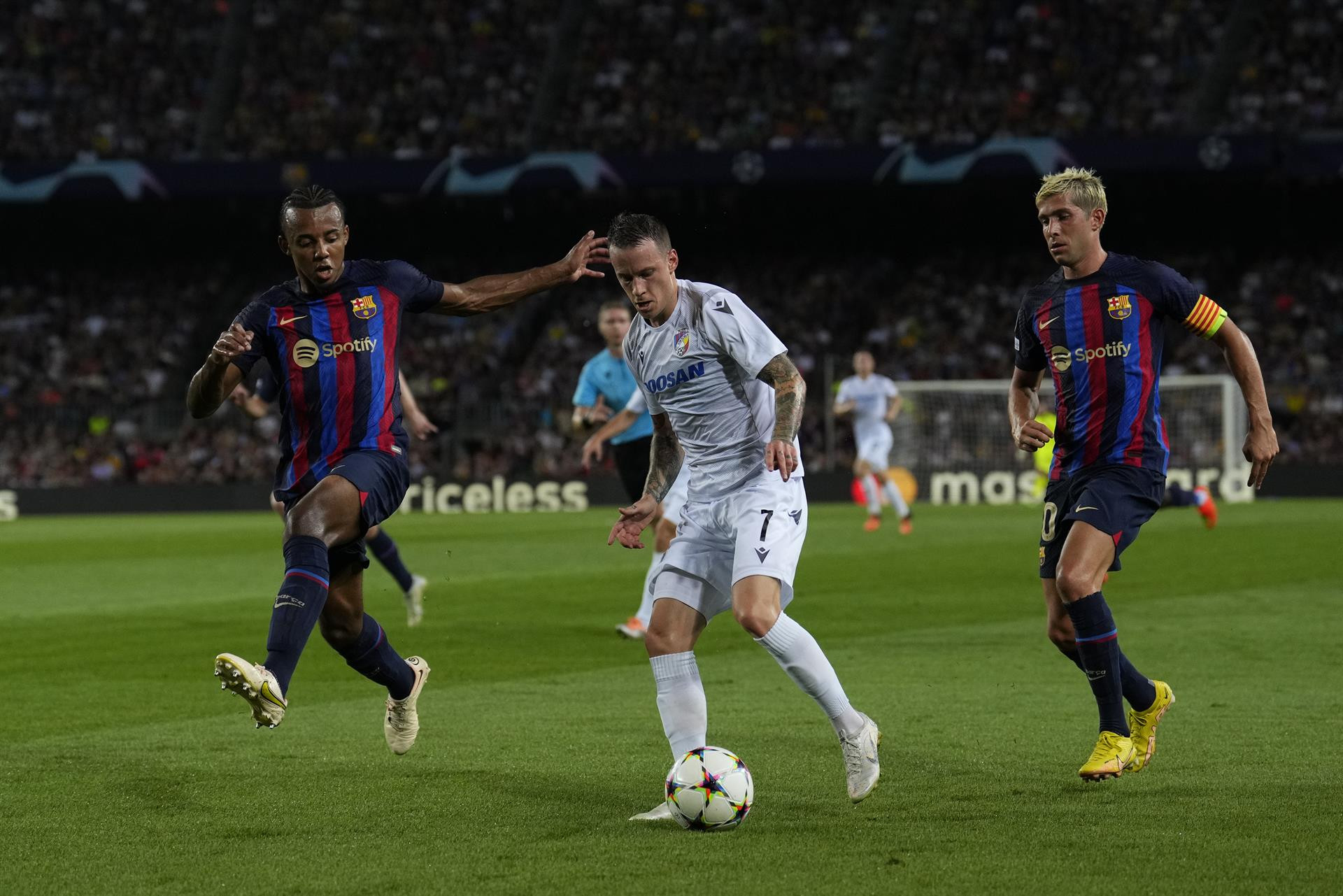 Sergi Roberto intenta atrapar a Sykora, del Viktoria Plzen / EFE