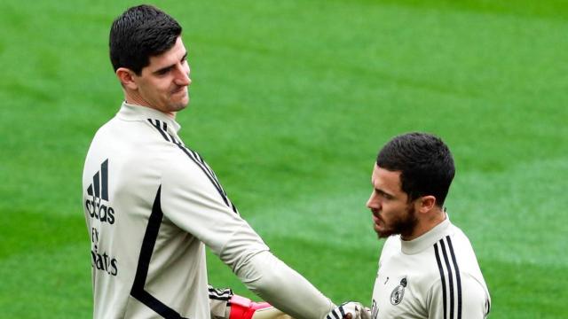 Thibaut Courtois con Eden Hazard en un entrenamiento del Real Madrid / EFE