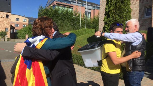 Rai López, el confidente que quería fichar Josep Lluís Alay, abraza a Jami Matamala en Waterloo con una urna del 1-O a sus espaldas / TWITTER