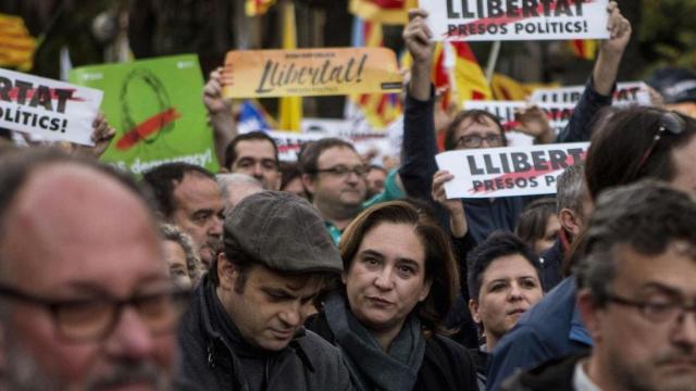 Ada Colau junto a Jaume Asens en la manifestación contra los dirigentes en prisión preventiva