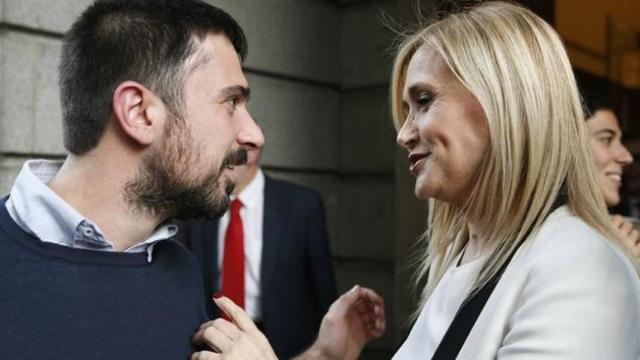 La presidenta de la Comunidad de Madrid, Cristina Cifuentes conversa con el senador y diputado regional de Podemos Ramón Espinar, en una imagen de archivo