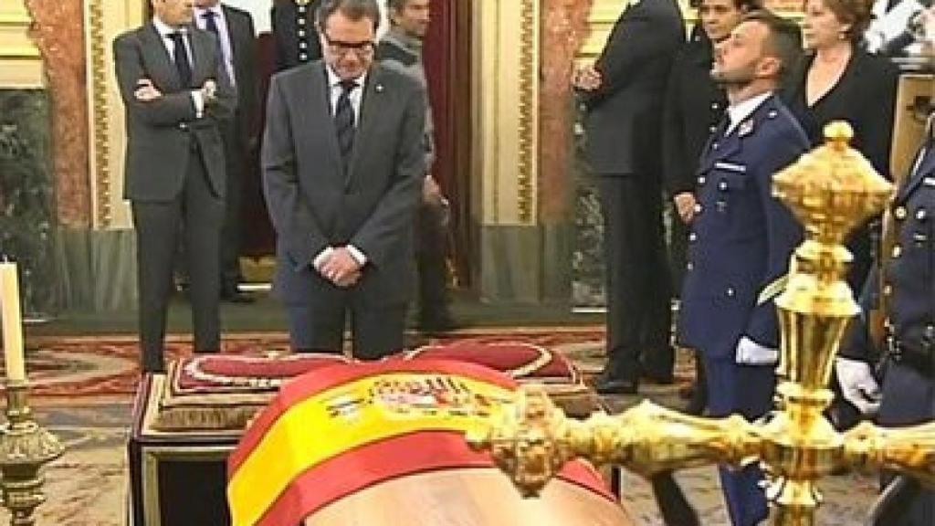 El presidente de la Generalidad, Artur Mas, ante el féretro del expresidente Adolfo Suárez