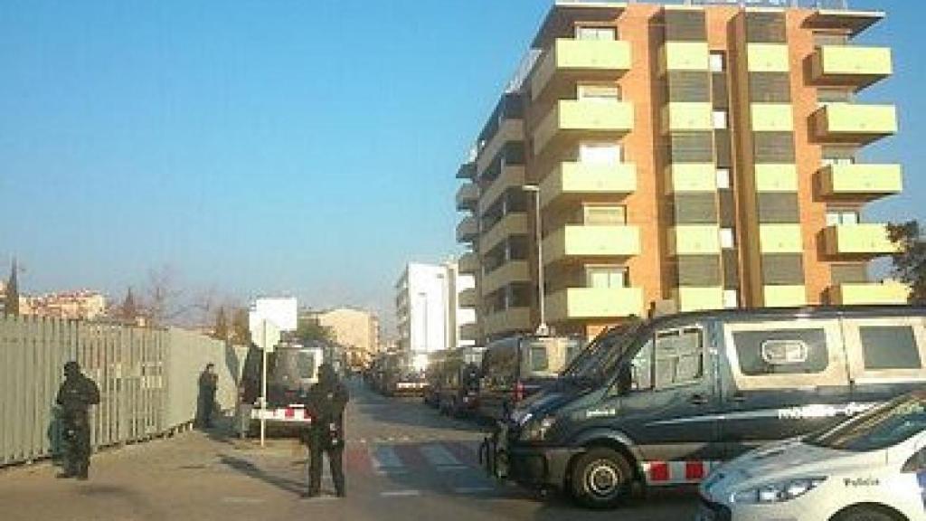 Agentes de los Mossos d'Esquadra rodean el bloque ocupado de Salt