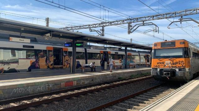 Trenes parados en la estación de Gavà, donde una avería en la catenaria obligó a habilitar un servicio complementario por carretera / CG