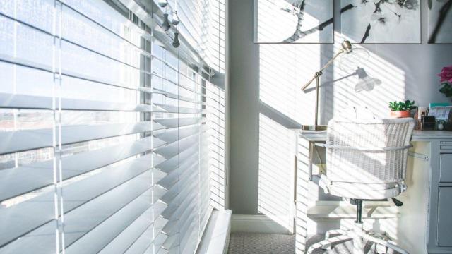 Persianas dejan pasar la luz a una habitación