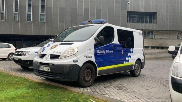 Un coche de la Guardia Urbana en la comisaría de Lleida en una imagen de archivo / EP