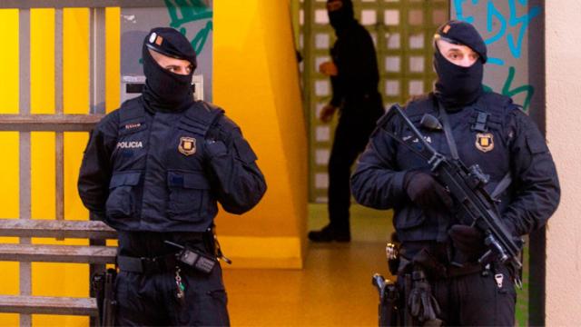 Imagen de los Mossos d'Esquadra en la operación antiterrorista llevada a cabo en Barcelona e Igualada / EFE