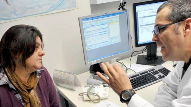 Un médico en un ambulatorio catalán, que han entrado en rebelión, visitando a una paciente / EFE