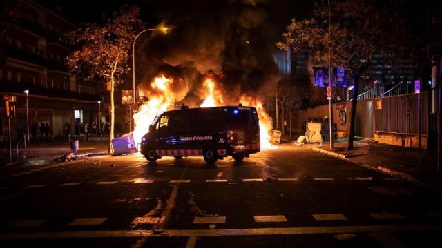 Incidentes tras la manifestación convocada por Tsunami Democratic por el partido entre el FC Barcelona-Real Madrid en el Camp Nou en 2019. Llamas tras un furgón de la policía / EP