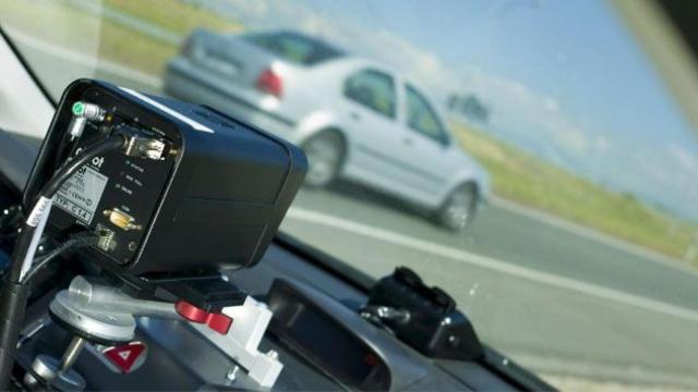 Imagen de un radar móvil en un coche policial / EFE El listado 676 vehículos camuflados DGT radares