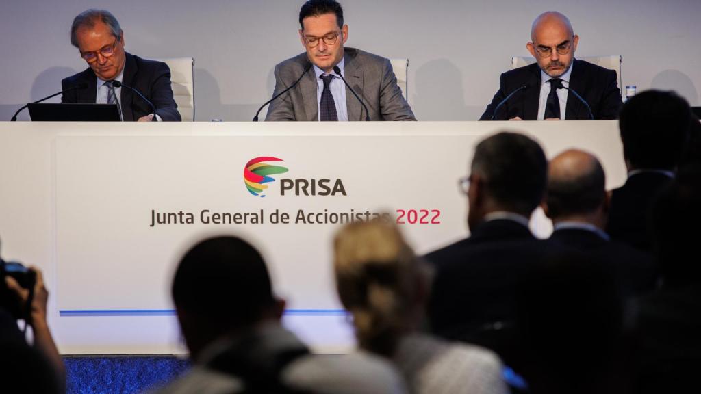 El presidente de Prisa, Joseph Oughourlian, flanqueado por el secretario del consejo, Pablo Jiménez de Parga (a su dcha.), y Carlos Núñez, consejero delegado de Prisa Media / EP