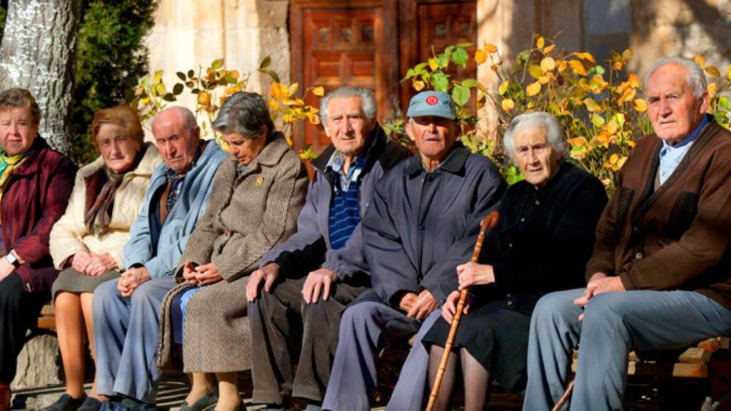 Imagen de varios adjudicatarios de pensiones, cuyo gasto alcanza un récord de 9.759,8 millones / EFE