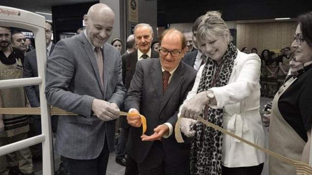 Joan Font (delante), el presidente del grupo Bon Preu inaugura un establecimiento en Tarragona junto a su hermano Josep Font (detrás), el vicepresidente de la compañía / CG