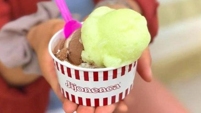 Una niña sostiene un helado / LA JIJONENCA