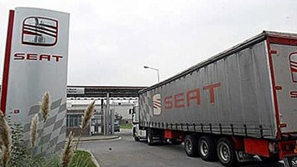 Un tráiler de la Seat, entrando en la fábrica de Martorell