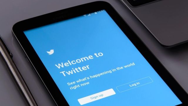 Acceso a una cuenta de Twitter a través de una tableta / PIXABAY