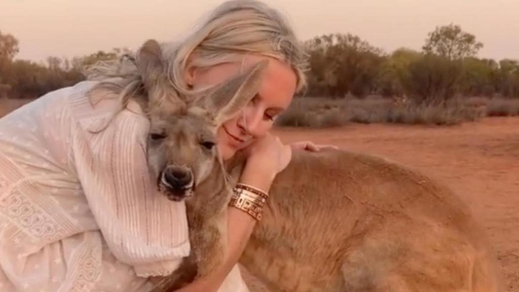 La canguro Abigail abrazando a su salvadora