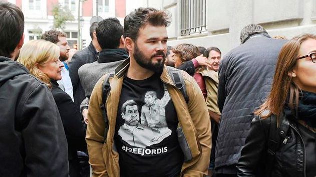 El diputado en el Congreso por ERC, Gabriel Rufián, con la camiseta de 'los Jordis' / EFE