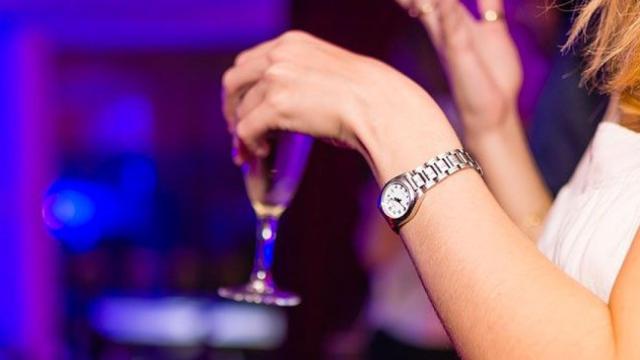 Euskadi prohíbe a las discotecas cobrar menos a las mujeres que a los hombres