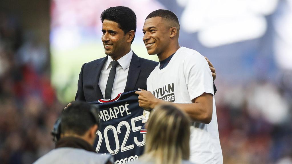 Nasser Al Khelaifi, presidente del PSG, junto a Kylian Mbappé, de momento no ha podido fichar a Ansu Fati / EFE