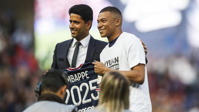 Nasser Al Khelaifi, presidente del PSG, junto a Kylian Mbappé, de momento no ha podido fichar a Ansu Fati / EFE