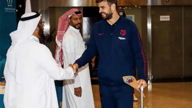 Gerard Piqué, saludado por los jeques a su llegada a Arabia Saudí / FCB
