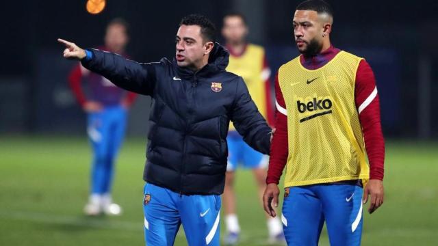 Xavi entrenando a Memphis Depay / FCB