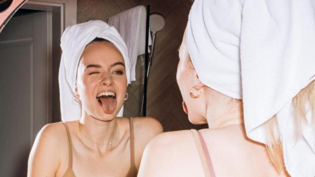 Una mujer se mira frente al espejo / ARCHIVO