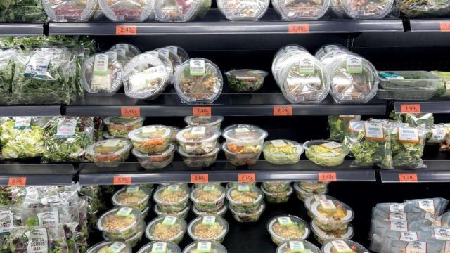 Neveras con platos preparados en un supermercado / EP