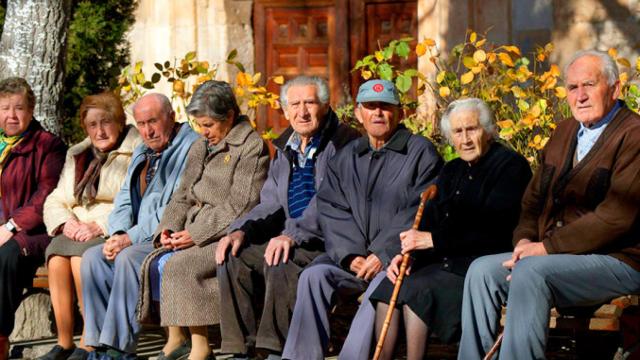 Imagen de varios adjudicatarios de pensiones, cuyo gasto alcanza un récord de 9.759,8 millones / EFE