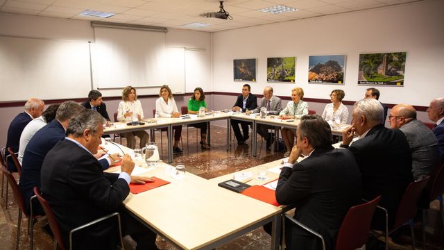 La consejera Àngels Chacón, durante la reunión con los presidentes de las Cámaras de Comercio catalanas para abordar la nueva Ley de Cámaras / EUROPA PRESS